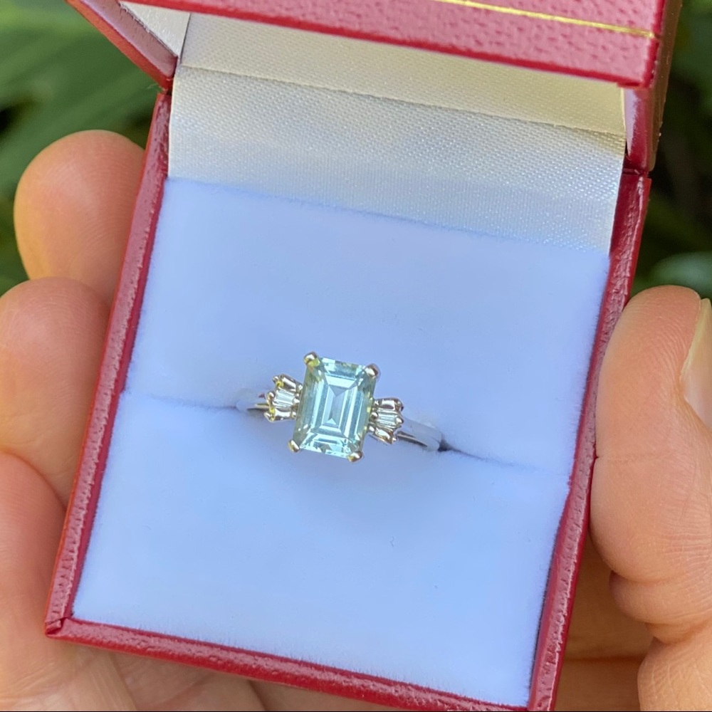 💍 emerald cut aquamarine and diamond white gold ring